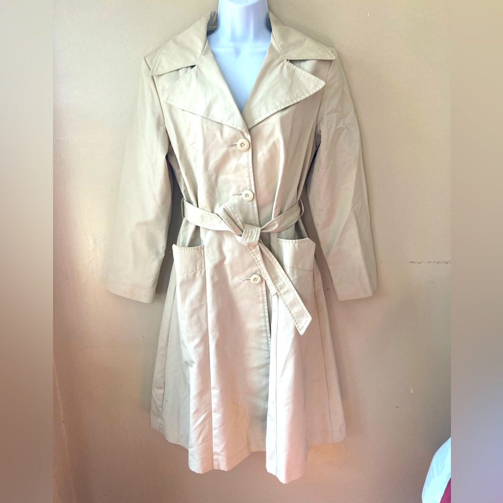 Vintage trench coat with deep pockets and sash size 10